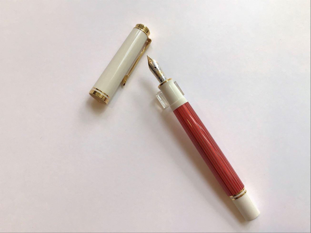 Pelikan(ペリカン)万年筆 スーベレーン M600 レッドホワイト Pelikan(ペリカン)万年筆 スーベレーン M600 レッドホワイト